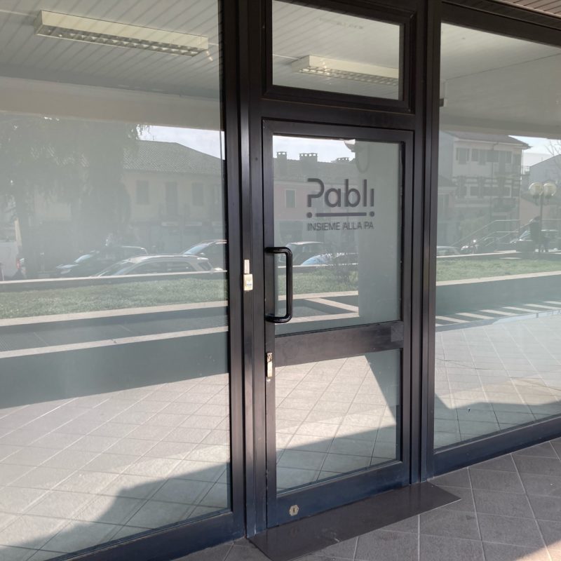 La vetrina del nostro ufficio in Via Torino 65 a Trofarello